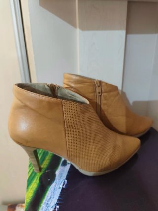 Botines tacón beige perforados