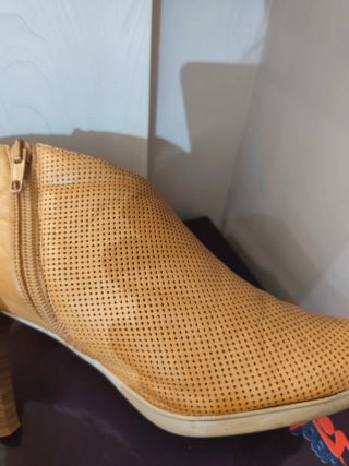 Botines tacón beige perforados