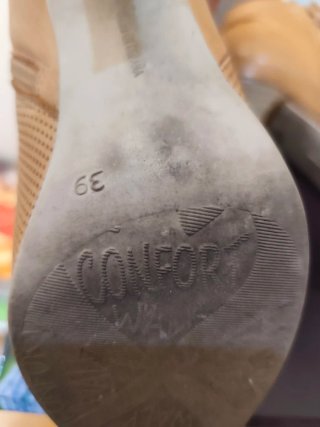 Botines tacón beige perforados