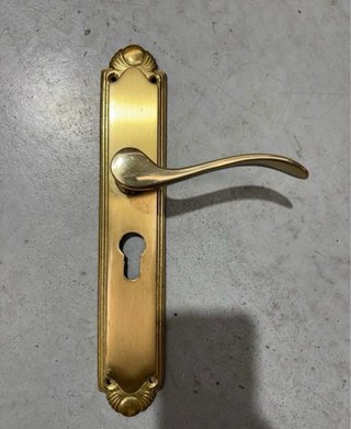 Manillas de puerta doradas