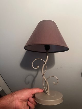 Lámpara de mesa beige y marrón