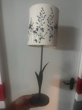 Lámpara de pie con diseño floral