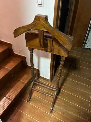 Perchero de pie de madera con cajones