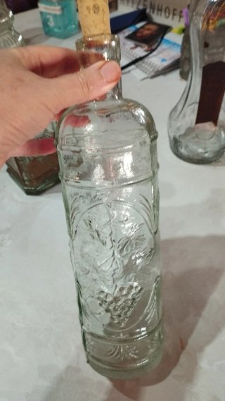 Botella de vidrio antigua con corcho