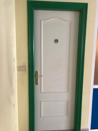 Puerta de madera lacada blanca con marco verde