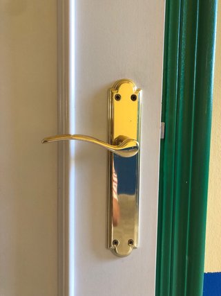 Puerta de madera lacada blanca con marco verde