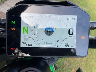 Kawasaki Z900 2025 Negra/Verde