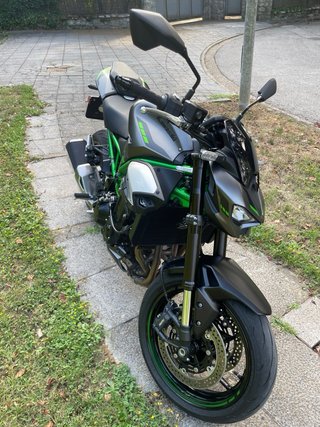 Kawasaki Z900 2025 Negra/Verde