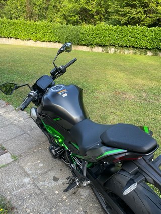 Kawasaki Z900 2025 Negra/Verde