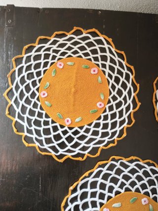 3 naperons antigos crochet floridos