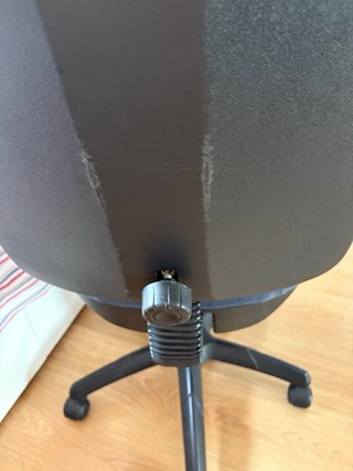 Silla de oficina azul con ruedas