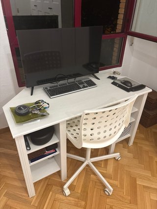 Mesa de ordenador y silla blanca