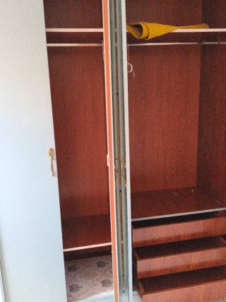 Armario de madera con 2 puertas de espejo.