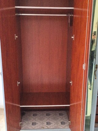 Armario de madera con 2 puertas de espejo.