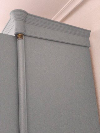 Armario de madera con 2 puertas de espejo.