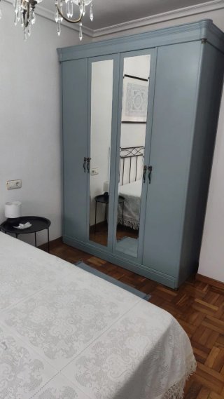 Armario de madera con 2 puertas de espejo.