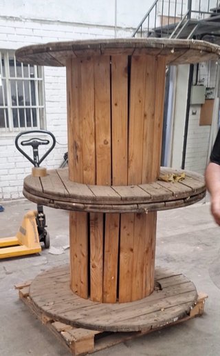 Una Bobina de madera grande,