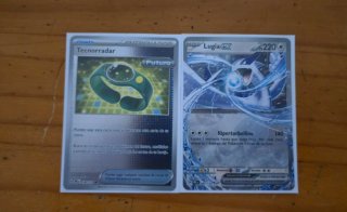 Lote Pokemon TCG: Latas, Monedas y Cartas