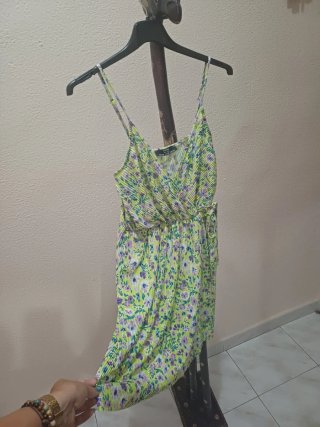 Vestido Bershka floral verde talla XS