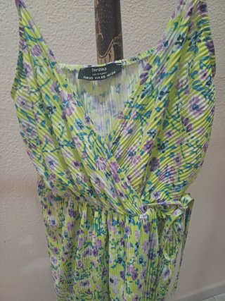 Vestido Bershka floral verde talla XS