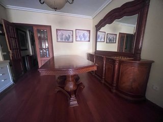Mesa de comedor de madera estilo clásico