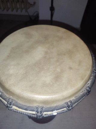 Yembe de madera con grabados