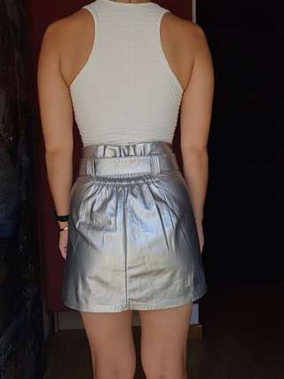 Minifalda plateada con lazo