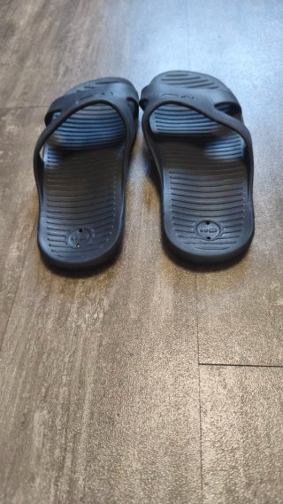 Chanclas piscina y playa Decathlon.