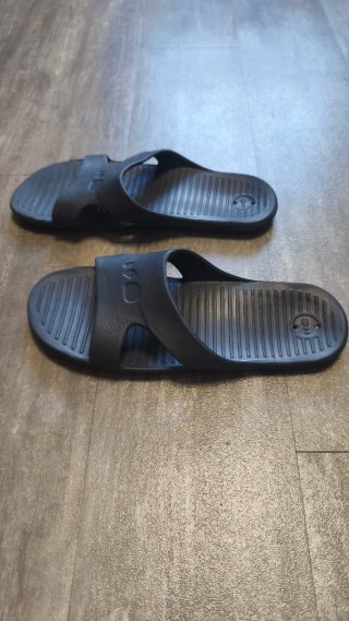 Chanclas piscina y playa Decathlon.