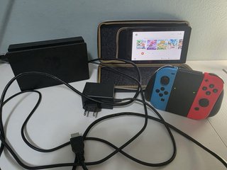 Nintendo Switch - Negra con mando azul y rojo