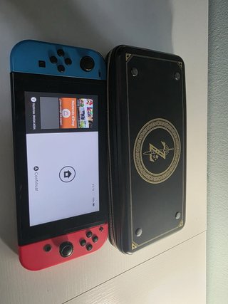 Nintendo Switch - Negra con mando azul y rojo