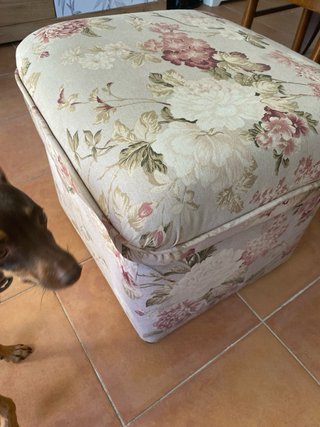 Puf floral beige y rosa