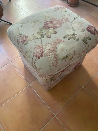 Puf floral beige y rosa