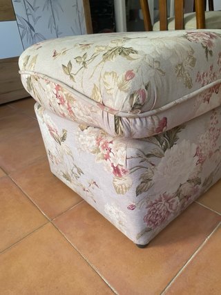 Puf floral beige y rosa