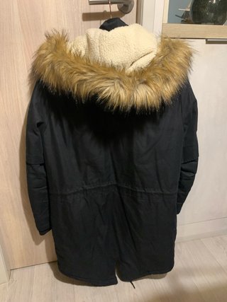 Chaqueta Negra Bershka con Capucha y Pelo