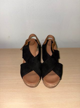 Zapatos de tacón cuña negros y marrones