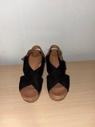 Zapatos de tacón cuña negros y marrones