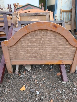 Cabecero de madera y mimbre