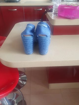 Alpargatas cuña piel azul eléctrico