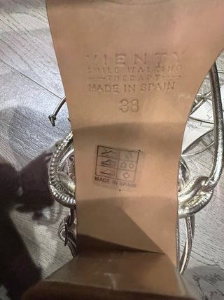 Sandalias Vienty doradas atadas al tobillo