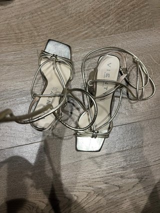 Sandalias Vienty doradas atadas al tobillo