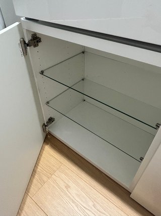 Mueble alto brillo con cristal