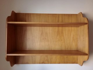 Estantería de pino con trasera para colgar