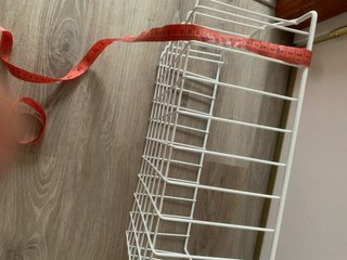 Cesta de metal blanca para cocina o armarios.