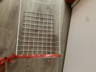 Cesta de metal blanca para cocina o armarios.