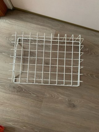 Cesta de metal blanca para cocina o armarios.