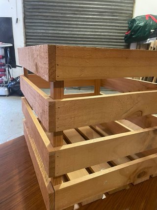 Caja de madera rústica de pino. Hecho a mano.