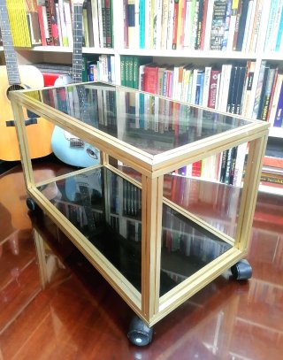 Perfecta mesa auxiliar CRISTAL Y LATÓN