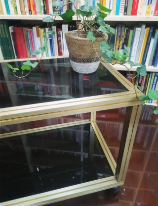 Perfecta mesa auxiliar CRISTAL Y LATÓN