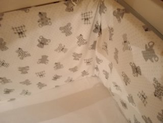 Cuna de madera blanca con protector 84×63